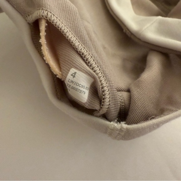 Lululemon SmoothCover Yoga Bra *Light
Support, B/C Cup  White Sports Bra - Picture 10 of 10
